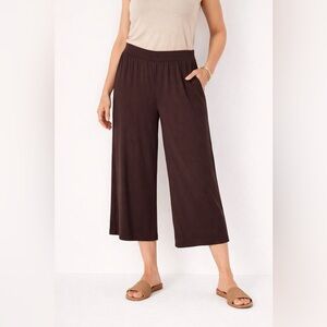 Chicos pants knit dressing Lola pants wide leg cropped Chicos size 1 USA medium